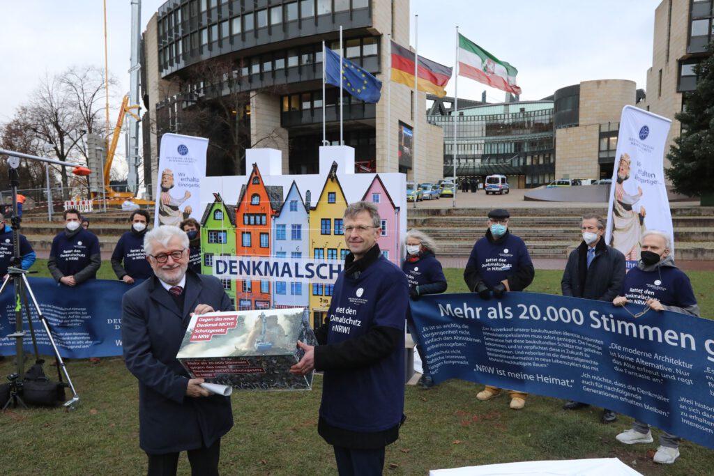 Hans-Willi Körfges, Vorsitzender des Ausschusses für Heimat, Kommunales, Bauen und Wohnen und Dr. Steffen Skudelny, Vorstand der Deutschen Stiftung Denkmalschutz, bei der Übergabe der Petition