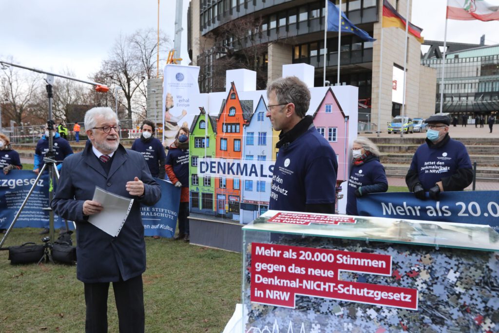 Hans-Willi Körfges, Vorsitzender des Ausschusses für Heimat, Kommunales, Bauen und Wohnen, und Dr. Steffen Skudelny, Vorstand der Deutschen Stiftung Denkmalschutz, bei der Übergabe der Petition