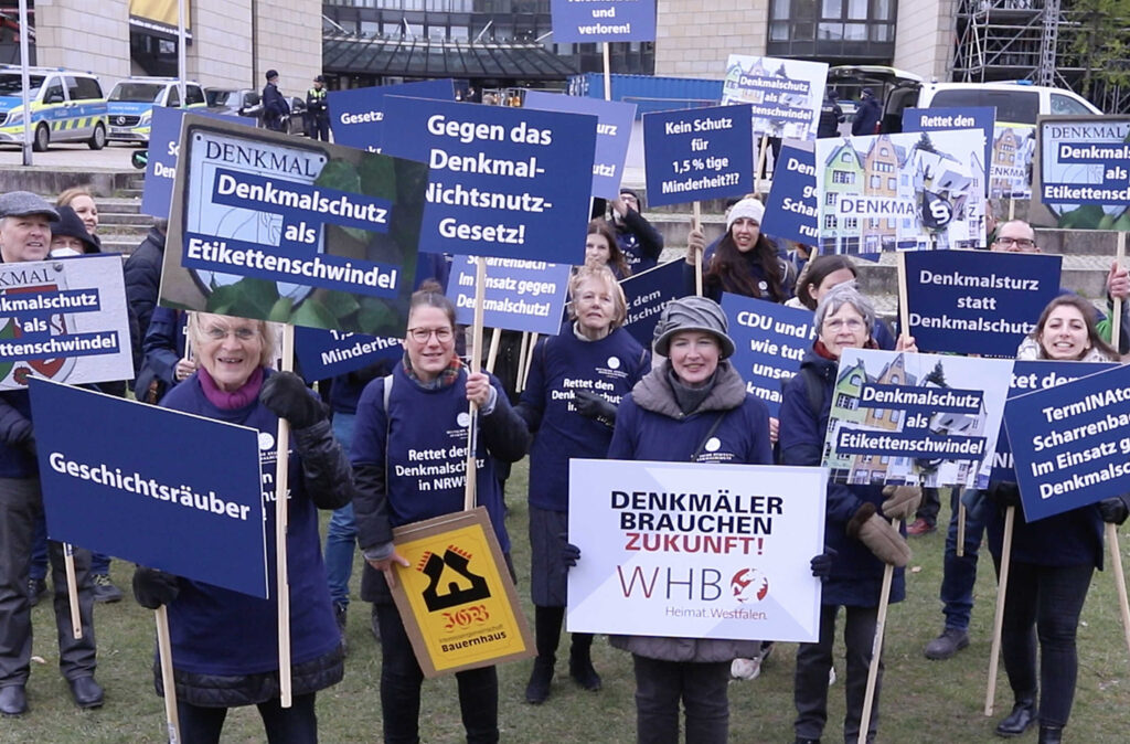 Teilnehmer der Demonstration gegen das Gesetz von NRW-Bauministerin Ina Scharrenbach vor dem Düsseldorfer Landtag am 06.04.2022. Foto: Roland Rossner