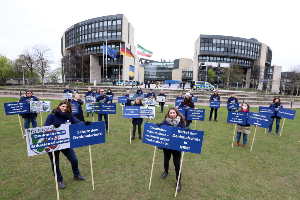 Protestaktion vor dem Düsseldorfer Landtag am 06.04.2022. Foto: Roland Rossner