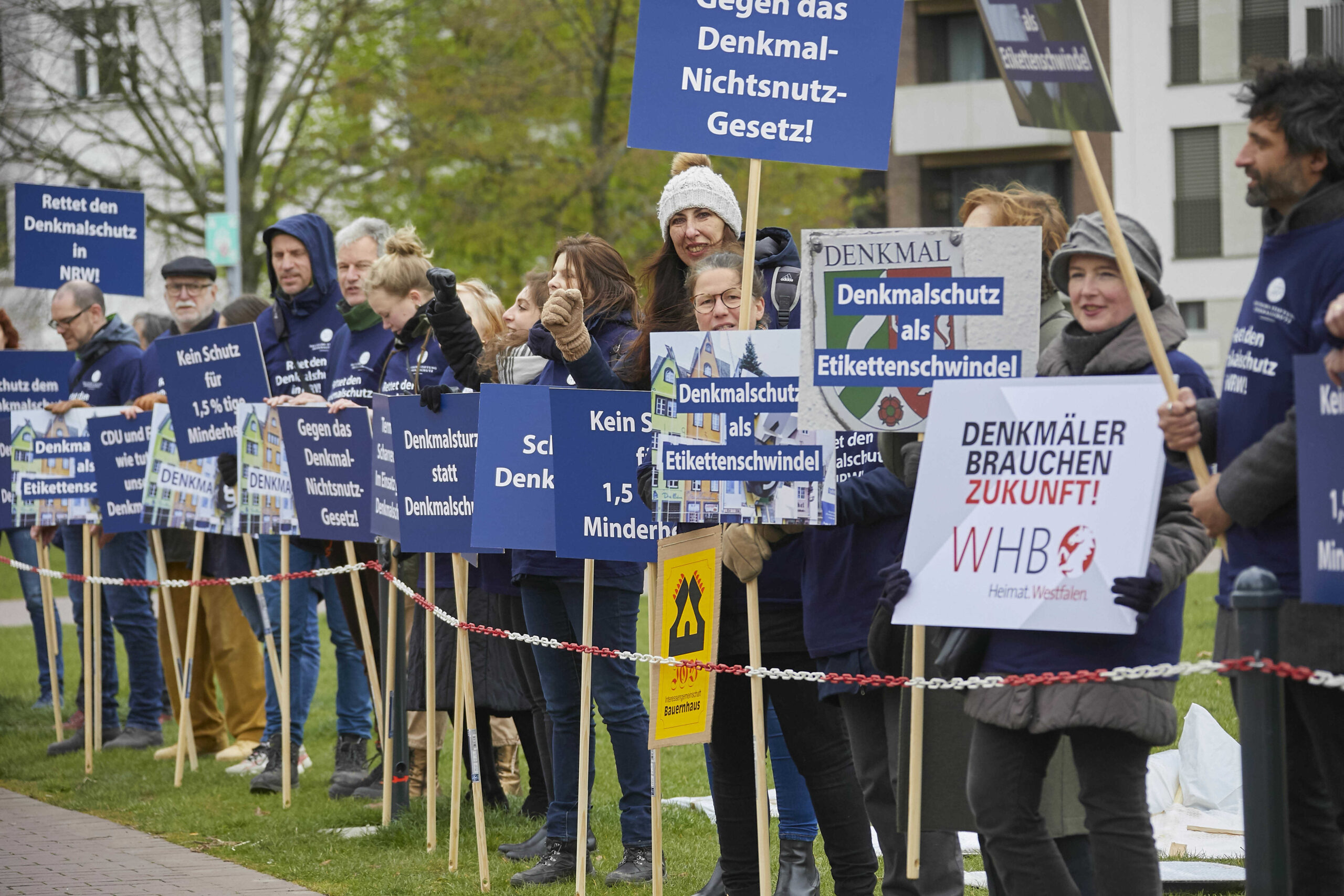 Teilnehmer der Demonstration gegen das Denkmal-Nicht-Schutzgesetz vor dem Düsseldorfer Landtag am 06.04.2022. Foto: Roland Rossner
